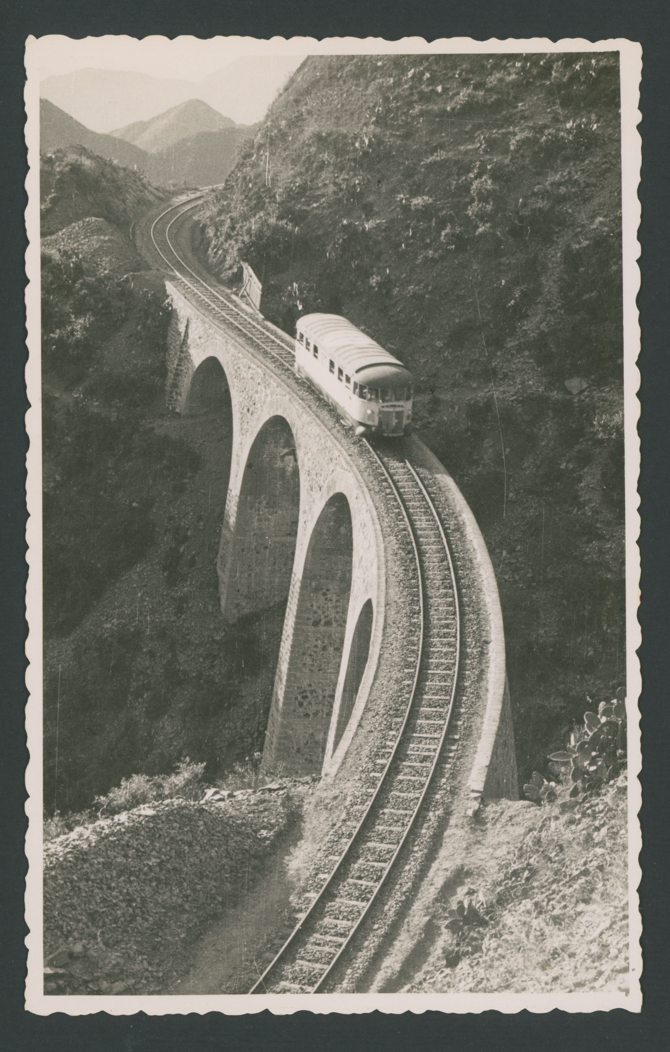 Littorina su cavalcavia della ferrovia Massaua - Asmara in Eritrea