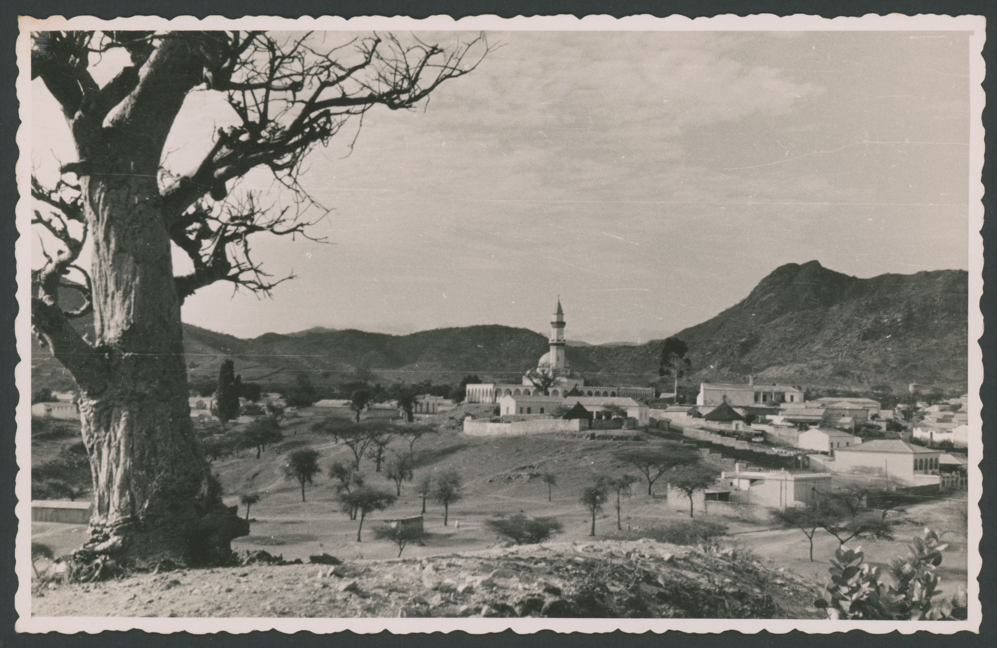 Veduta di Cheren con moschea sullo sfondo